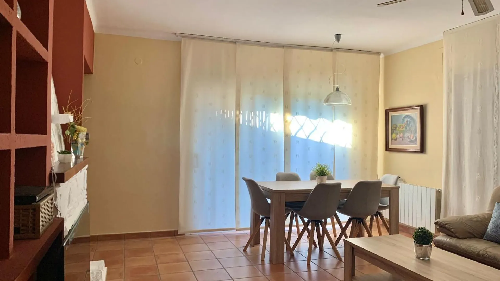Apartment With Terrace Montjoi Casa de Férias