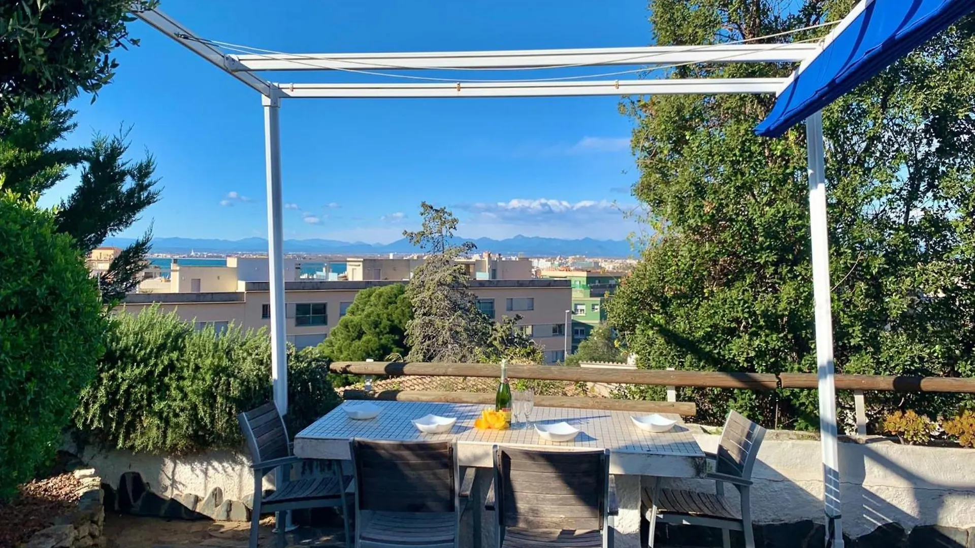 Apartment With Terrace Montjoi
