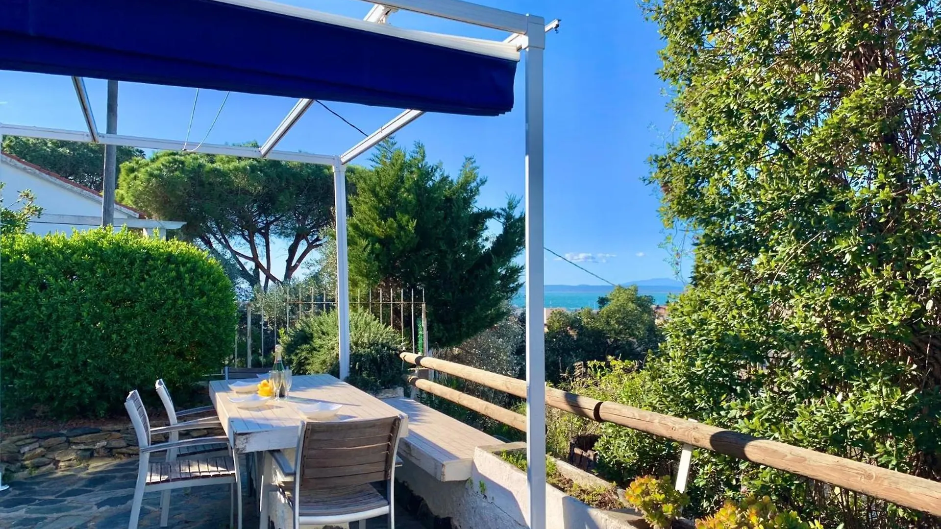 Apartment With Terrace Montjoi