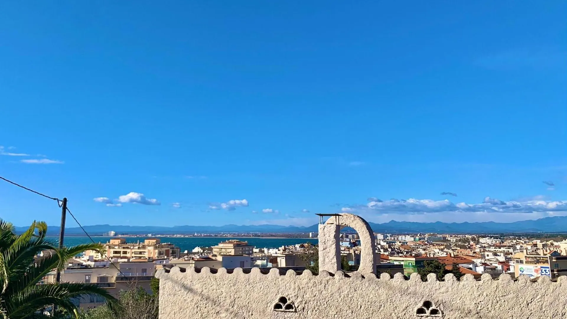 Casa de Férias Apartment With Terrace Montjoi